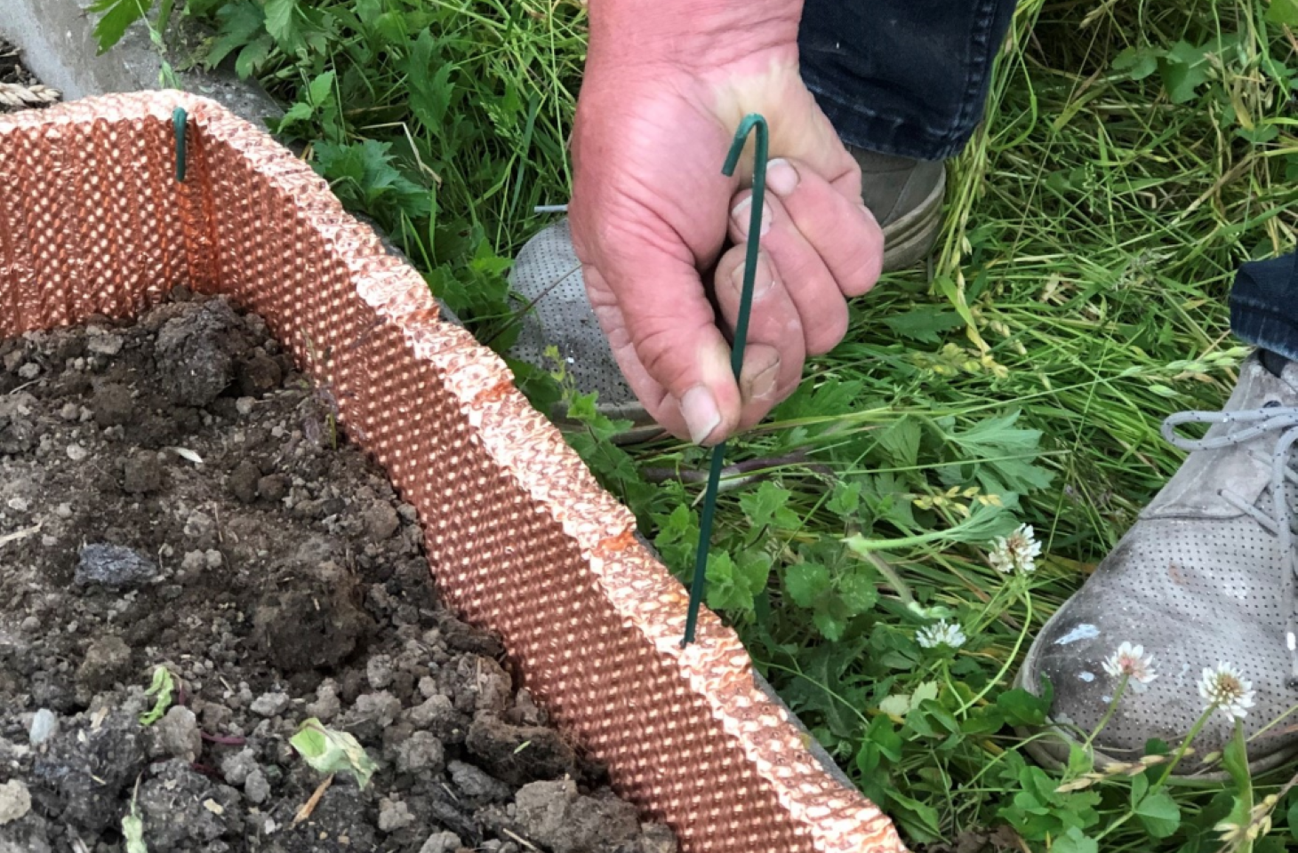 Erdstecker als Unterstützung der Schneckensperre